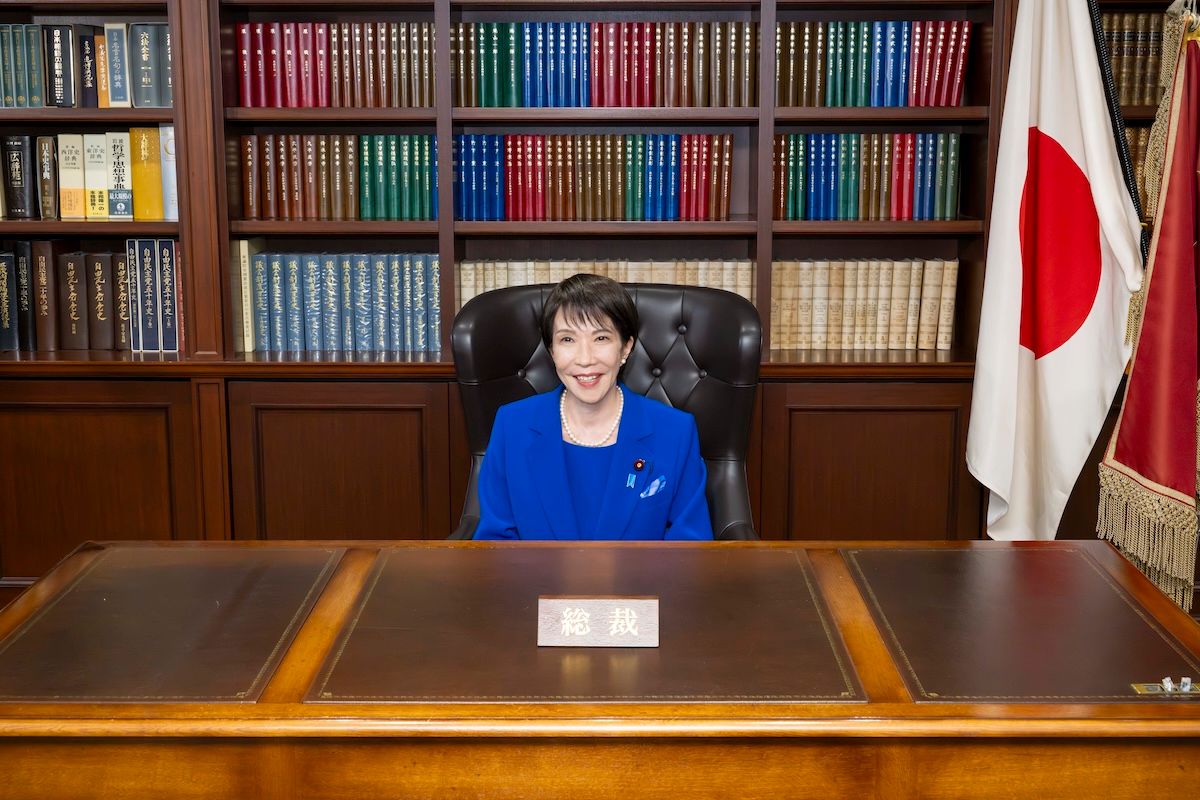 総裁選投開票後、総裁室の椅子に座る高市新総裁