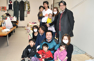 選挙区支部の事務所2階を開放し、乳幼児を持つ家族に避難所として利用してもらった 選挙区支部の事務所2階を開放し、乳幼児を持つ家族に避難所として利用してもらった