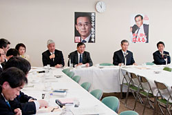 平成21年12月の初会合以来、党の合意形成に向け取り組む党憲法改正推進本部 平成21年12月の初会合以来、党の合意形成に向け取り組む党憲法改正推進本部