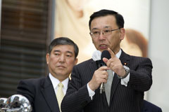 谷垣総裁、ＳＣ大臣が「自民党版予算案」をアピール　東京・新橋