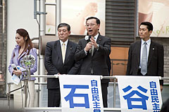 谷垣総裁、ＳＣ大臣が「自民党版予算案」をアピール東京・新橋