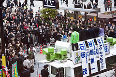 谷垣総裁、ＳＣ大臣が「自民党版予算案」をアピール東京・新橋