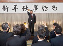「一致団結し政権与党を追い詰め解散にもっていく」 谷垣総裁が決意 新年仕事始め