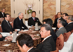 石原幹事長「国会で議論を」　一体改革 与野党幹事長会談