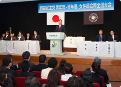 青年部・局と女性局の両局長が一致結束して総選挙を勝ち抜く決意を示す