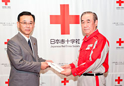 谷垣総裁が救援募金1億７千万円を日本赤十字社に手渡す