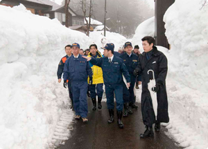 豪雪災害　谷垣総裁が新潟を視察　除雪のための財政支援を