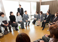 地域の絆で児童虐待ゼロへ 谷垣総裁が視察 女性局「ハッピーオレンジ運動」