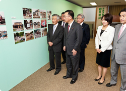東日本大震災写真展 谷垣総裁「未来の道筋を示すのが政治」