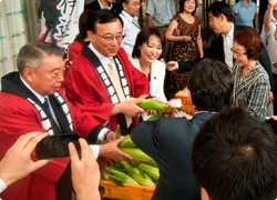 ニュース"福島産農産物"を応援する直売会を開催 谷垣総裁「あまくてとても美味しい」