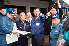 谷垣総裁、津波被害を受けた青森県三沢・八戸両市を訪問