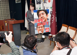 新ポスターを発表 「日本を、取り戻す。」