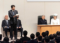 安倍総理「未来に向かって決意を新たに」 主権回復・国際社会復帰を記念する式典