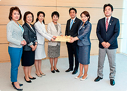 女性活力特別委員会が「『女性が輝く社会の実現』のための政策」(提言)を取りまとめ 安倍総理大臣、森女性活力・子育て支援担当大臣に申し入れ