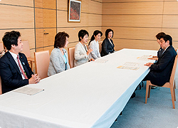 女性活力特別委員会が「『女性が輝く社会の実現』のための政策」(提言)を取りまとめ 安倍総理大臣、森女性活力・子育て支援担当大臣に申し入れ