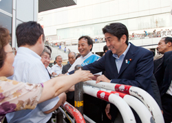 安倍総裁　炎天下でアベノミクスの成果を訴える