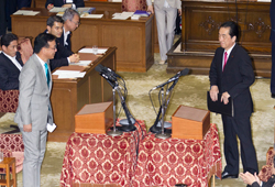 谷垣総裁が菅総理に退陣を要求 党首討論