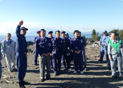 石破幹事長が伊豆大島を訪問　台風26号被害「一日も早く元の生活に」