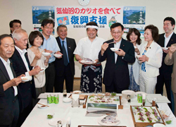 谷垣総裁らが宮城・気仙沼のカツオを試食　震災後初の水揚げ