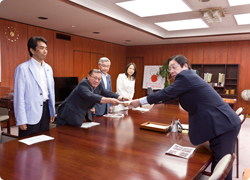 福島原発事故「警戒区域内」の畜産農家支援強化を農水大臣に申し入れ 畜産・酪農対策小委員会