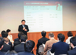 党大会に先立ち開かれた第1回ネット研修会であいさつする平井たくや党ネットメディア局長(3月17日、党本部) 党大会に先立ち開かれた第1回ネット研修会であいさつする平井たくや党ネットメディア局長(3月17日、党本部)