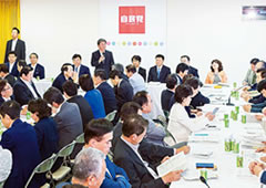 合同会議の開会にあたり、「経済財政一体改革を着実に、しっかりと進めてまいりたい」とあいさつし、わが党の議論を骨太方針などに反映させる姿勢を示す茂木敏充政務調査会長