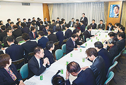 活発な議論の後、「新しい経済政策パッケージ」を了承した政務調査会全体会議(12月6日)