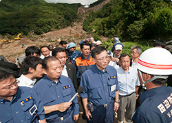 昨年9月の台風災害による被災地を視察する谷垣禎一総裁 昨年9月の台風災害による被災地を視察する谷垣禎一総裁