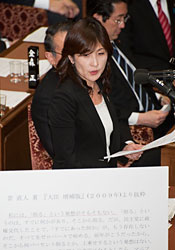 「信なき政治は破綻する」稲田朋美衆院議員が与謝野大臣を追及　衆院予算委員会