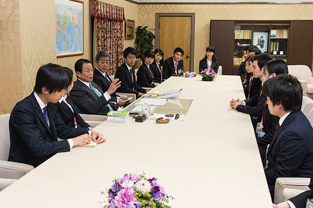 「平成29年春季インターンシップ」麻生太郎財務大臣表敬訪問、講座Ⅱ(平将明衆議院議員)を開催しました。