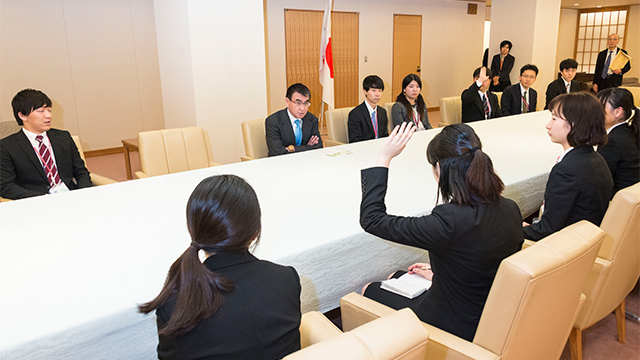 「平成30年春季インターンシップ」河野太郎 外務大臣表敬訪問を行いました。
