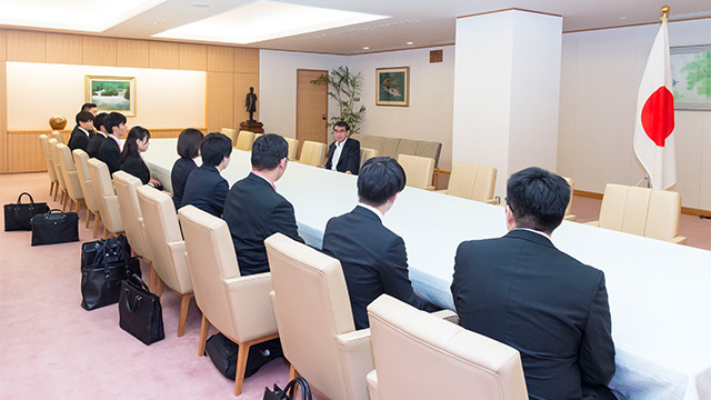 「首都圏第11期インターンシップ」河野太郎 外務大臣表敬訪問を行いました。
