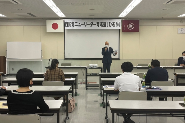 宮崎県連政治学校「ニューリーダー育成塾『ひむか』」第11期入塾式が開催されました(講師:宮崎国際大学副学長 ウォーカー ロイド氏)