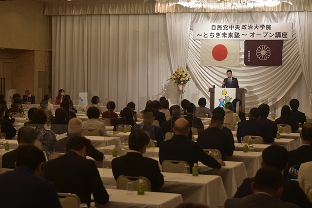 「自民党とちぎ未来塾」オープン講座を開催しました(講師:西村 康稔 副学院長)
