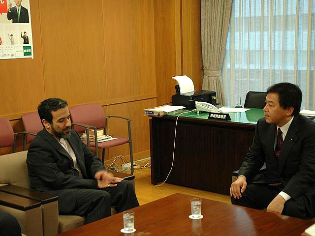 International Bureau Director-General Yasufumi Tanahashi has a talk with Ambassador Seyed Abbas Araghchi of the Islamic Republic of Iran. (October 28 2010)