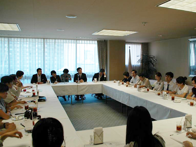 International Bureau Director-General Tanahashi and Deputy Directors-General had a meeting with Peking University students.
(from the left) Taku Otsuka former deputy director-general, Toshiko Abe deputy director-general, Director-General Tanahashi, and Ryota Takeda deputy director-general.  (July 14 2011)