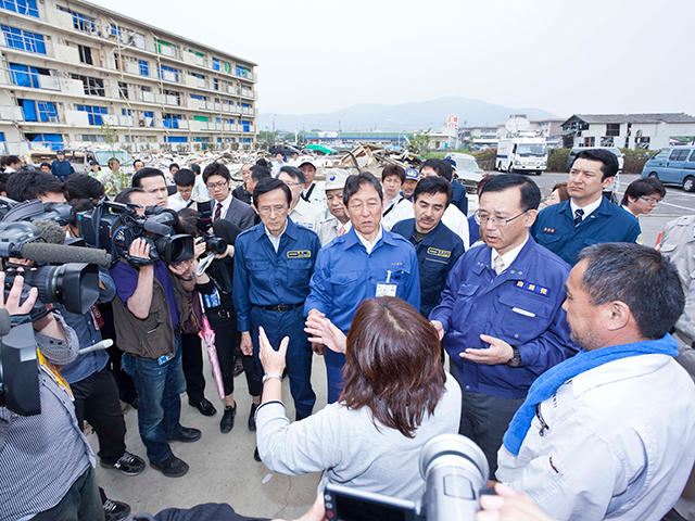 LDP President Tanigaki and other diet members visited tornado-hit areas in the two prefectures, Ibaraki and Tochigi to inspect and listened to the voice of the sufferers.（May 9,2012）