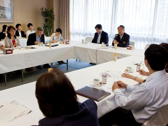 The speaker for the Nagatakai was former Minister of Finance Bunmei Ibuki.  Mr. Ibuki gave a talk on domestic political issues followed by a Q&amp;A session. (July 11, 2012)