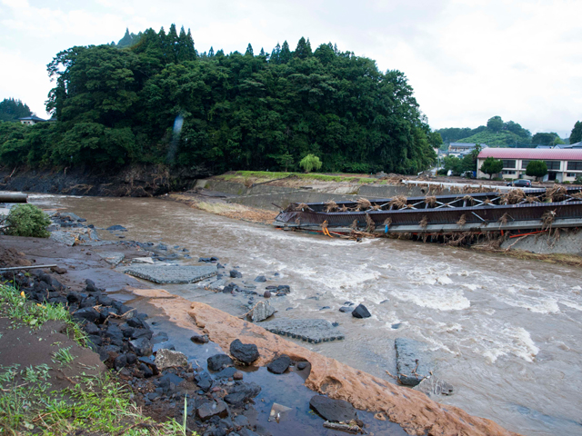 President Tanigaki appeared to inspect the affected areas in Kumamoto and Oita Prefectures for heavy downpours in order to grasp the damage. (July 16, 2012)