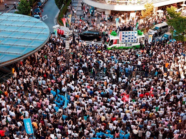 A soapbox oratory for the LDP presidential election on September 15 in Yurakucho, Tokyo. The sea of people gathered to listen to candidates' speeches. (15 September, 2012)
