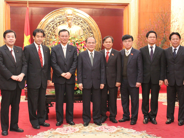 Meeting with Vietnam's National Assembly Chairman Nguyen Sinh Hung
[LDP President Sadakazu Tanigaki visited the Socialist Republic of Vietnam and Republic of Indonesia. He exchanged views on many issues including security issues in East Asia and economic cooperation. ]