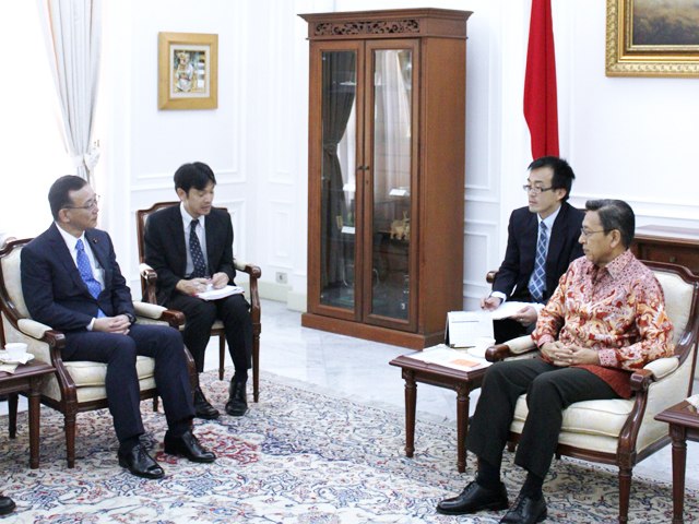 Meeting with Indonesian Vice President Boediiono
[LDP President Sadakazu Tanigaki visited the Socialist Republic of Vietnam and Republic of Indonesia. He exchanged views on many issues including security issues in East Asia and economic cooperation. ]