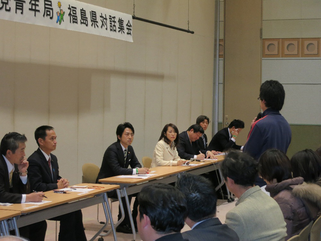 Attended a Town Meeting in Fukushima  
[The LDP Youth Division established TEAM-11 on February 2012 to assist reconstruction of disaster-hit areas in East Japan.
On the 11th of every month, Youth Division Director Shinjiro Koizumi and other diet members of the Youth Division will visit disaster-hit areas to seek political solutions that will ensure full reconstruction.
Their first visit was Fukushima prefecture.]