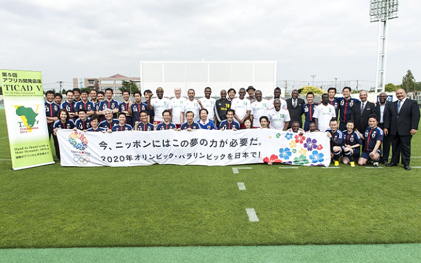 To support Japan's bid for the 2020 Olympic Games and Paralympics in Tokyo, as well as to commemorate the TICAD V to be held from June 1-3 in Yokohama, a friendly soccer game between the African Nations Ambassador Corps to Japan and Japan's Diet members was held on May 13 in Tokyo. The African team won 4-3. 
TICAD V: The Fifth Tokyo International Conference on African Development.
(May 13, 2013)
