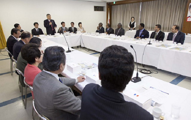 On May 14, LDP Diet members met with African Ambassadors to Japan to discuss how to ensure a successful TICAD V to be held from June 1-3 in Yokohama. Former Prime Minister Yoshiro Mori (center standing) gave the opening remarks. (May 14, 2013)
