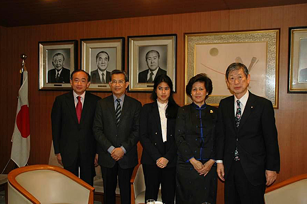Courtesy call on Vice-President Masahiko Koumura by HRH Norodom Arunrasmy, Kingdom of Cambodia (February 14, 2014)