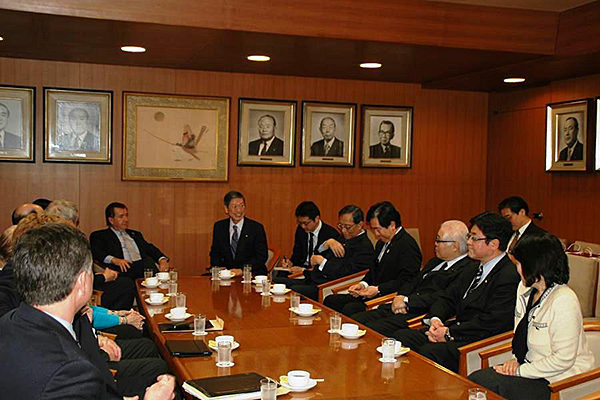 Vice-President Masahiko Koumura had a meeting with Edward Randall, the Chairman of the U.S. House Committee on Foreign Affairs (February 17, 2014)