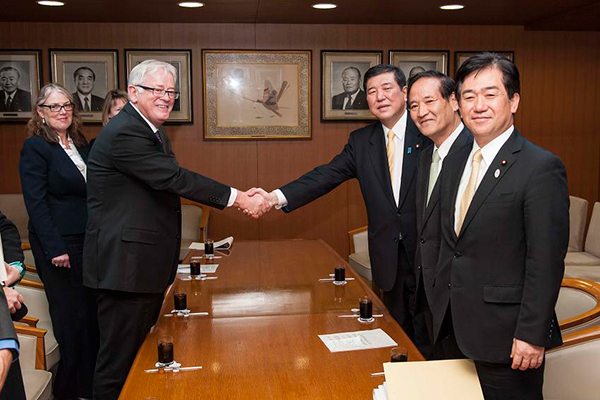 Secretary-General Shigeru Ishiba had a meeting with the Hon Andrew Rob, Minister for Trade and Investment, Australia (March 26, 2014)