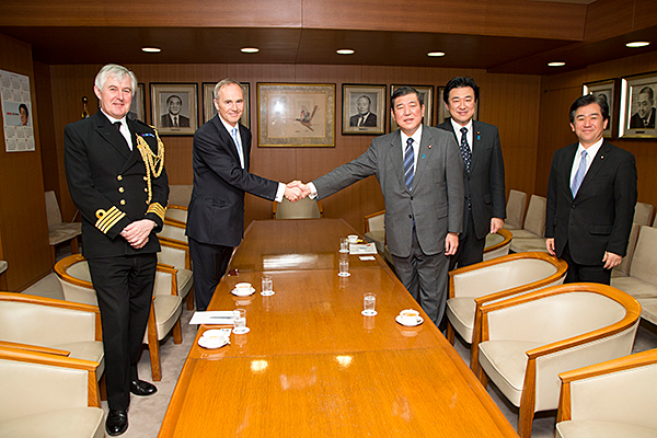 Secretary-General Shigeru Ishiba had a meeting with His Excellency Mr. Timothy Mark HITCHENS, British Ambassador to Japan (April 9, 2014)

