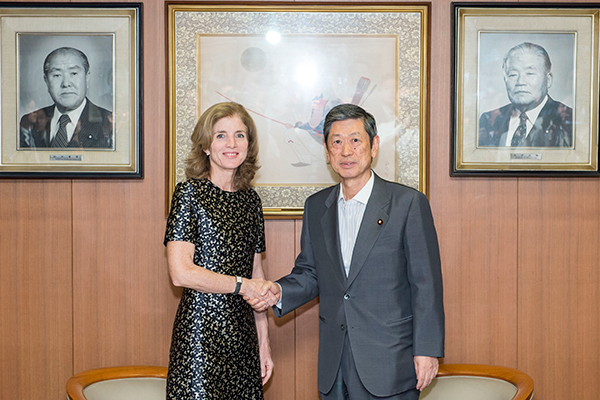 Vice-President Masahiko Koumura had a meeting with Her Excellency Ms. Caroline KENNEDY, the U.S. Ambassador to Japan (MAY 16, 2014)
